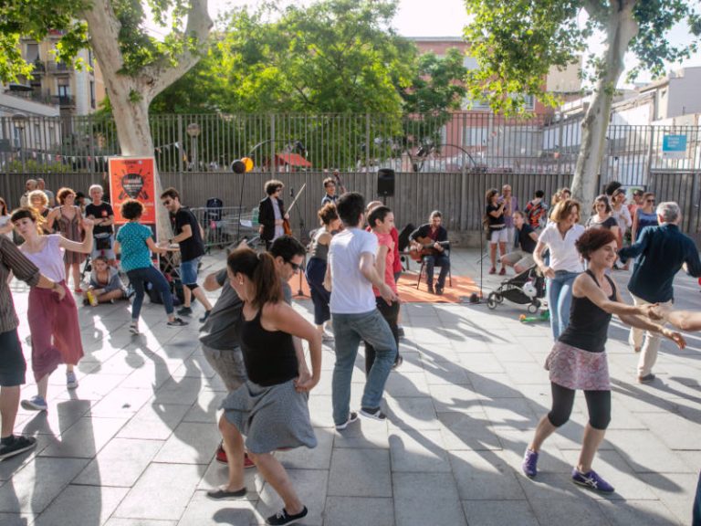 Festival de música en la calle, personas bailando en el barrio de Poblenou